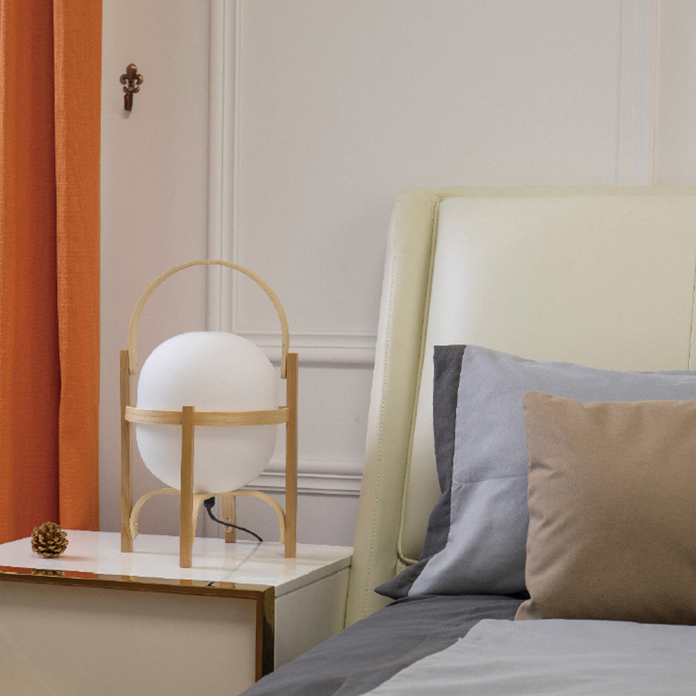 Lámpara de madera con globo de cristal Macesta en un dormitorio acogedor – imagen 6