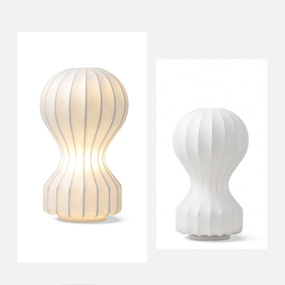 Lámpara de mesa de seda artificial Zulena – tamaño grande encendida