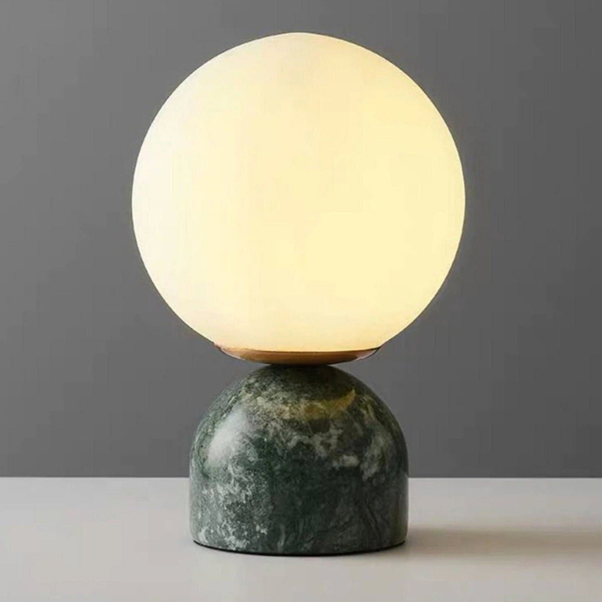 Lámpara de mesita Dunela con globo opal y base de mármol – mármol verde