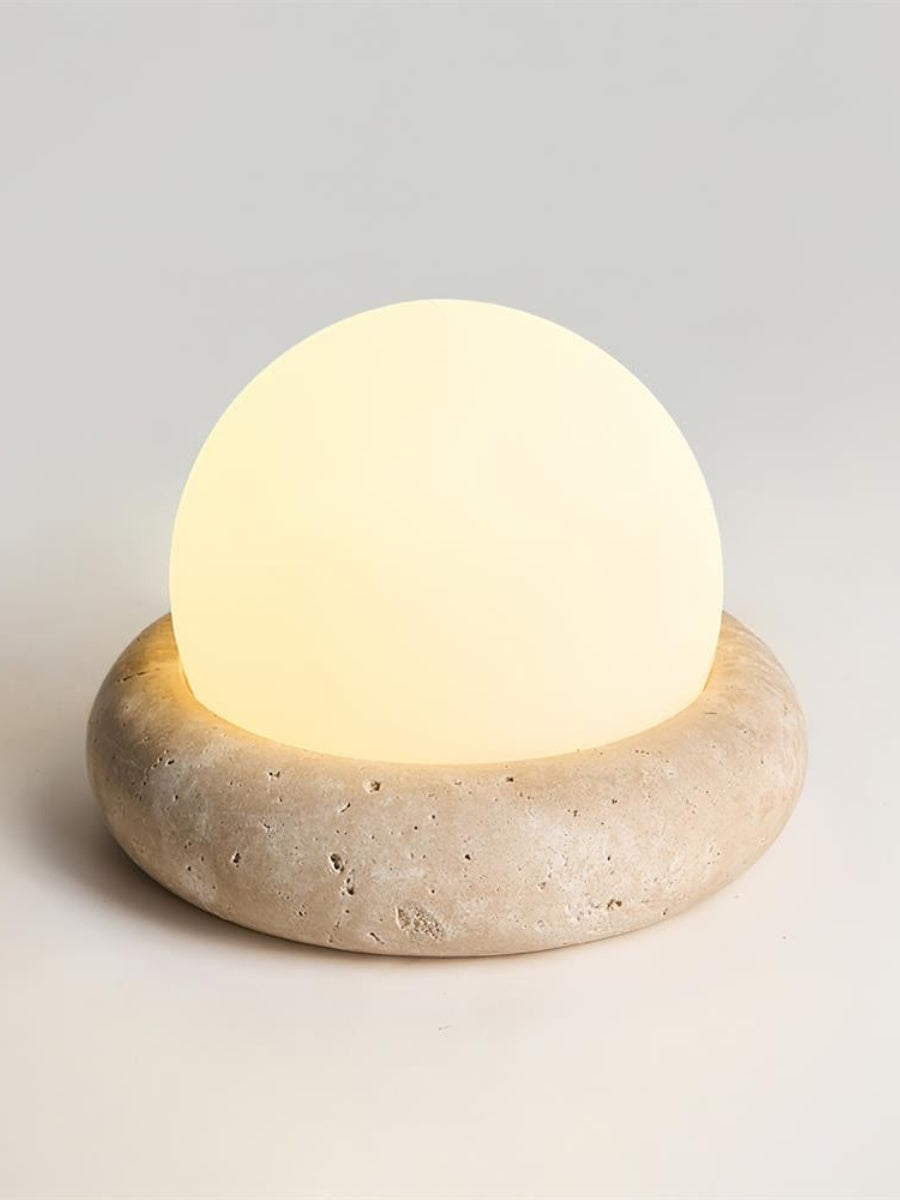 Lámpara de mesa de travertino Ocrina – encendida, vista de cerca