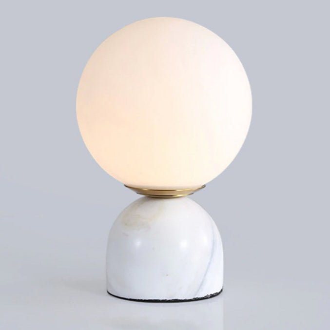 Lámpara de mesita Dunela con globo opal y base de mármol – vista principal