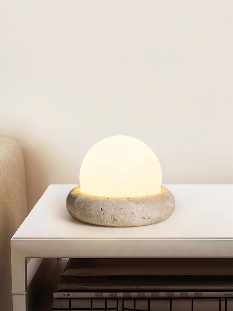 Lámpara de mesa de travertino Ocrina sobre una mesita de noche – imagen 4