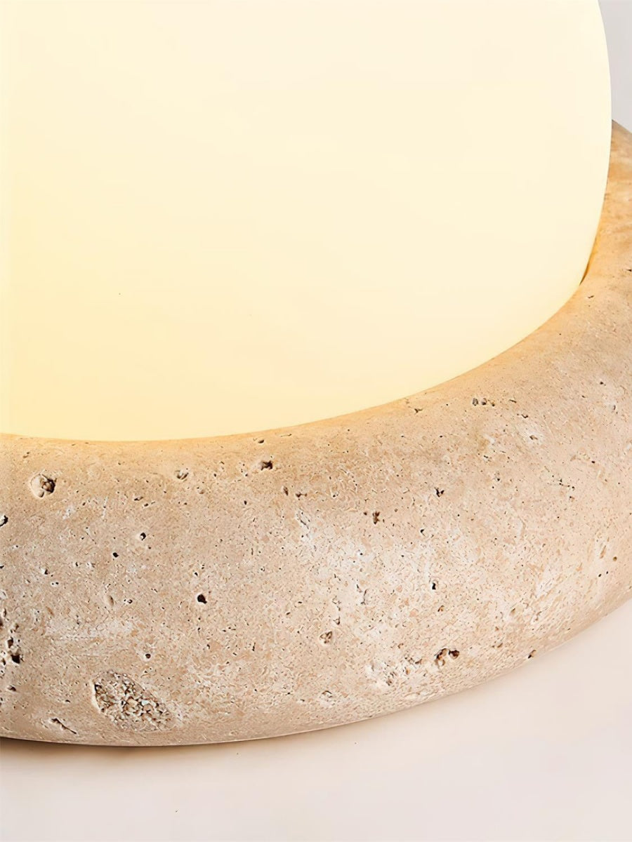 Lámpara de mesa de travertino Ocrina – detalle de la base de travertino