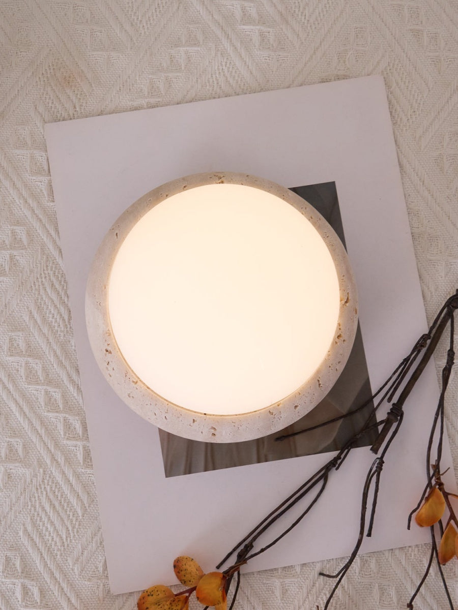 Lámpara de mesa de travertino Ocrina sobre una mesita de noche – imagen 10