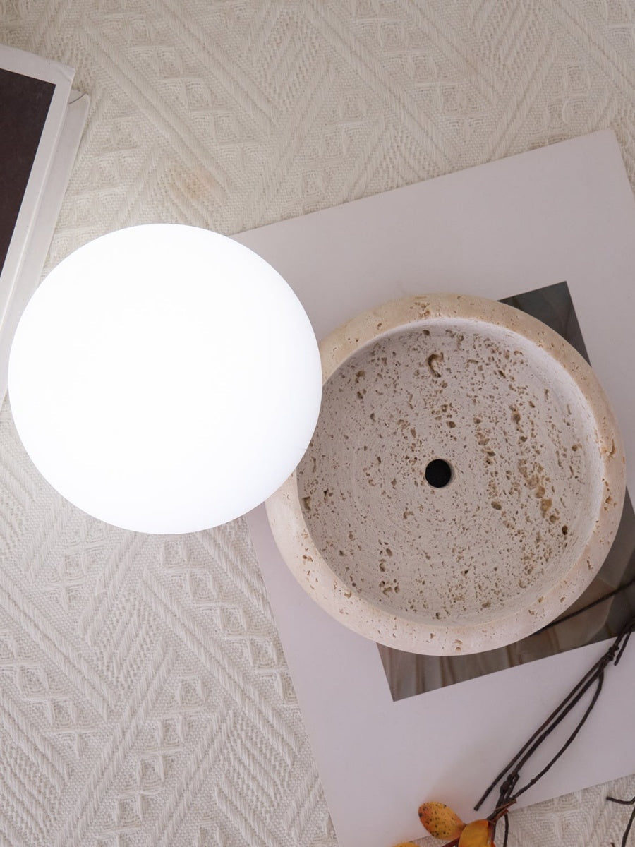 Lámpara de mesa de travertino Ocrina sobre una mesita de noche – imagen 11