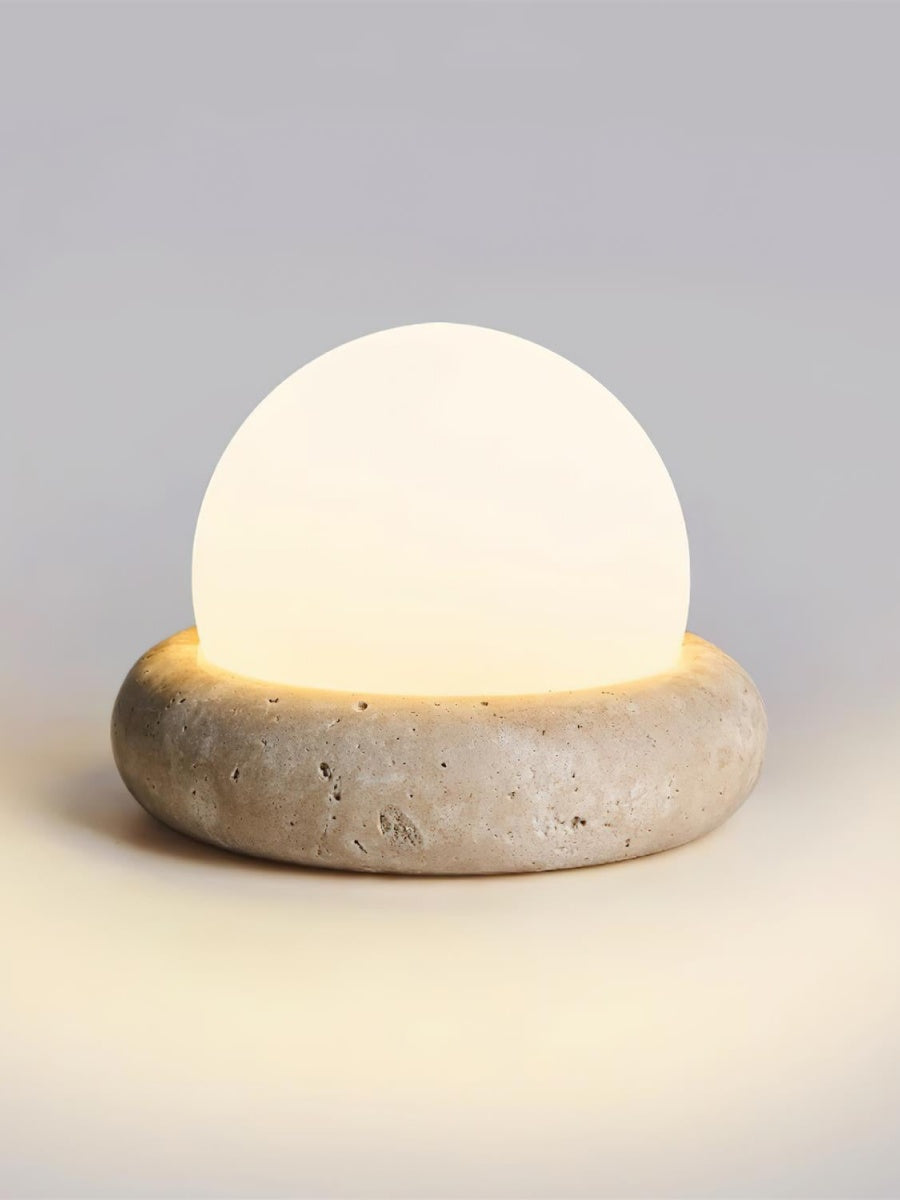 Lámpara de mesa de travertino Ocrina sobre una mesita de noche – imagen 14