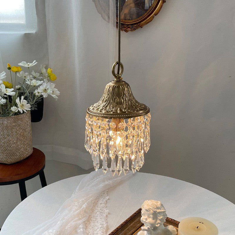 Lámpara colgante de cristales dorada Fulgela en un dormitorio de estilo vintage – imagen 3