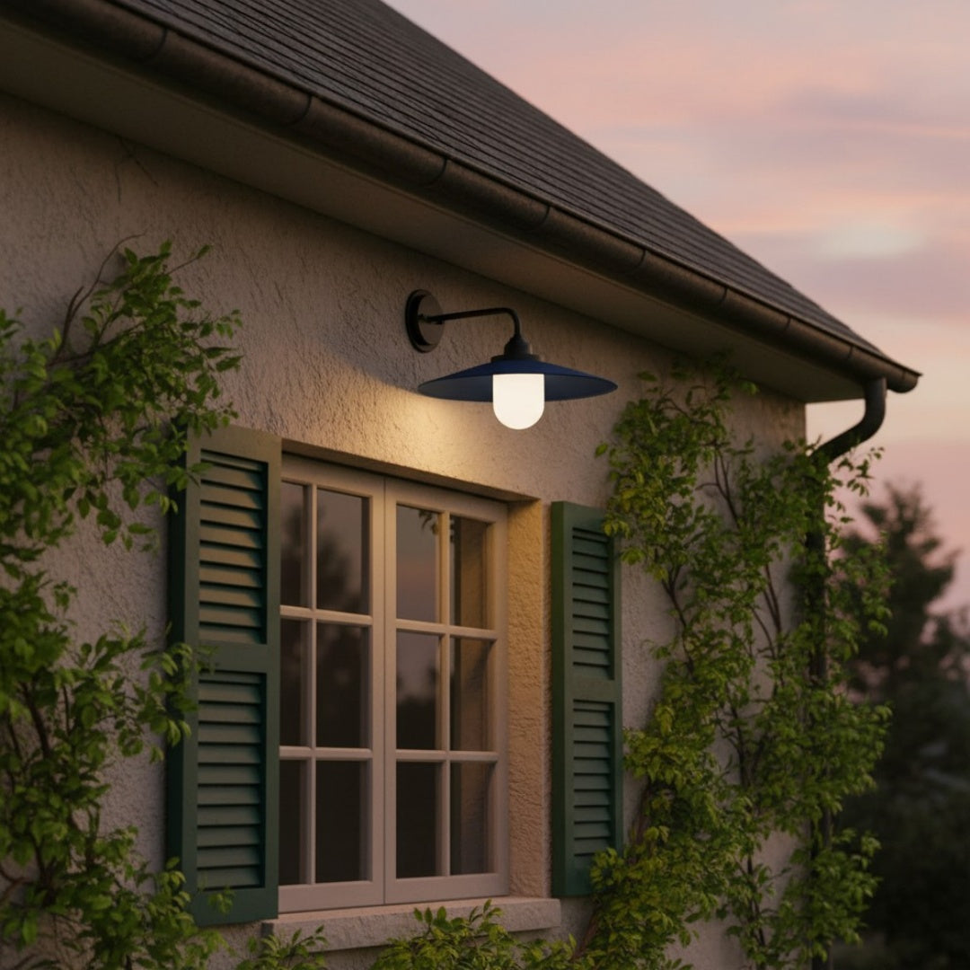 Aplique de pared exterior Idena en una fachada de madera blanca – imagen 14