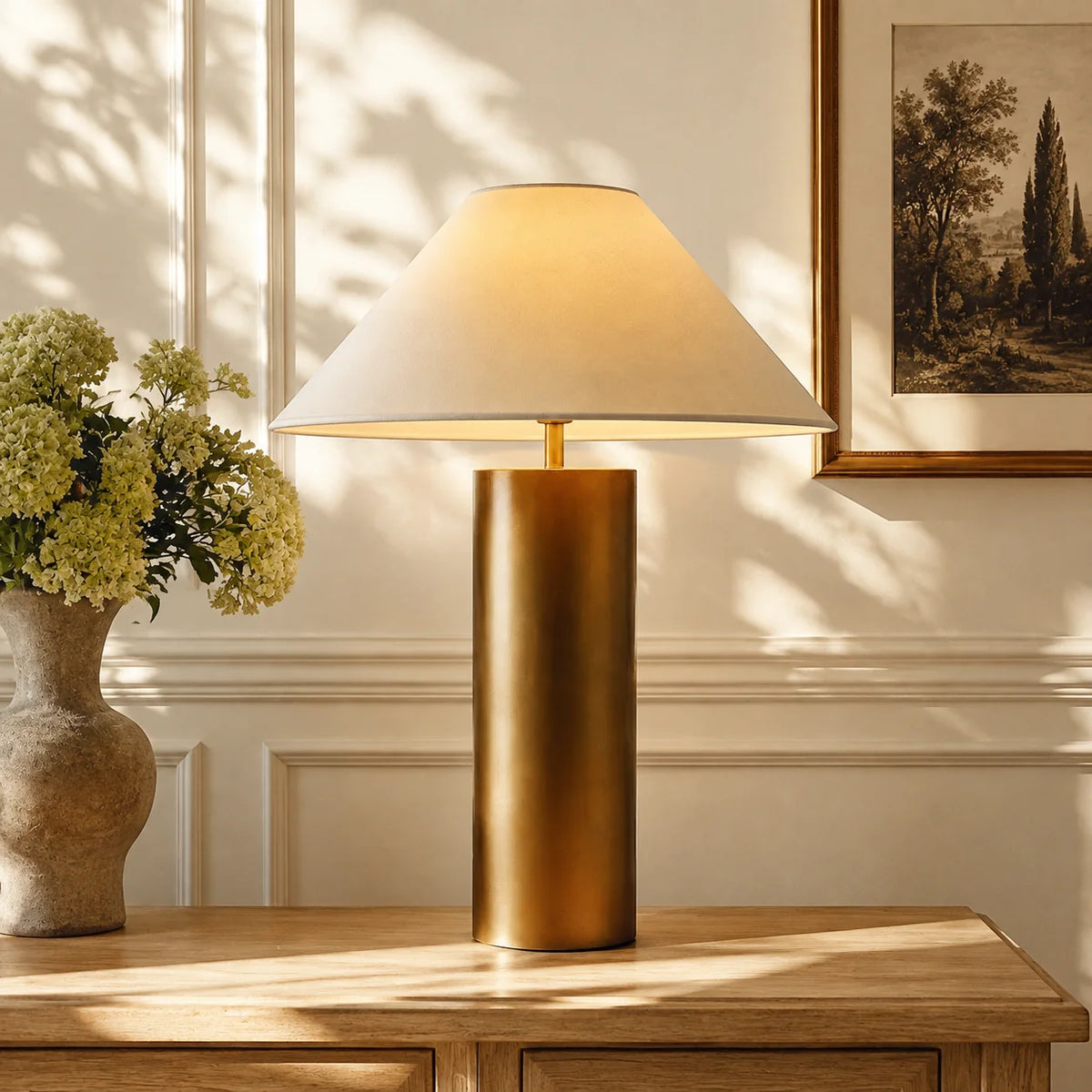 Lámpara de mesa dorada Dorasol en un salón luminoso – imagen 12