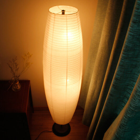 Lámpara de pie de papel estilo farol Velarda – encendida en un rincón
