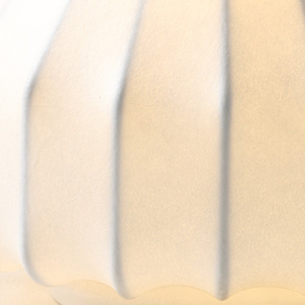 Lámpara de mesa de seda artificial Zulena sobre una mesita de noche junto a la cama – imagen 11