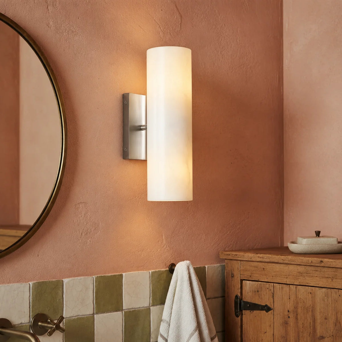 Aplique de pared cilíndrico Albasta en un pasillo acogedor – imagen 11