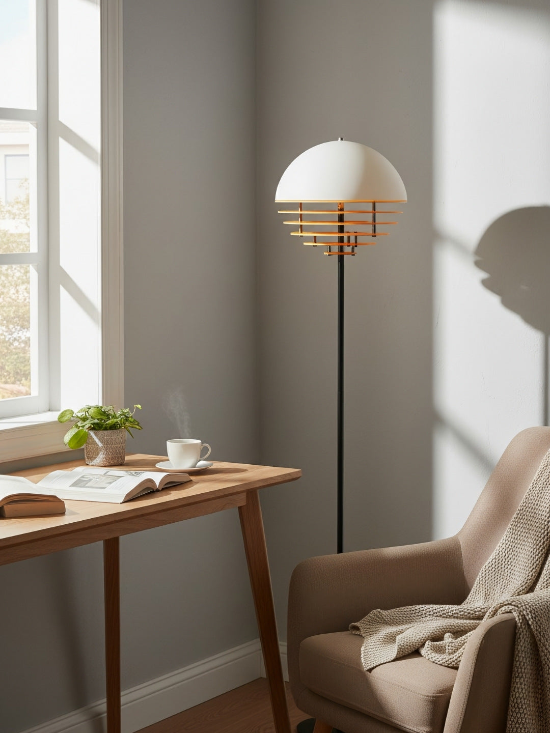 Lámpara de pie Bauhaus Tuneva – junto a un sillón y un escritorio