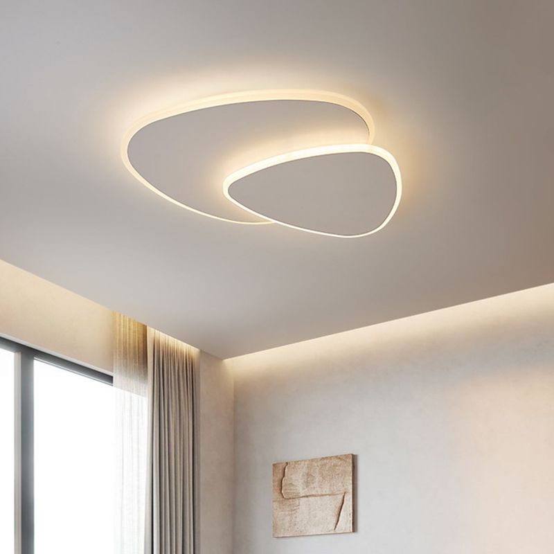 Plafón LED triangular Isela en un dormitorio luminoso – imagen 2