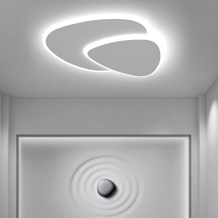 Plafón LED triangular Isela en un dormitorio luminoso – imagen 6