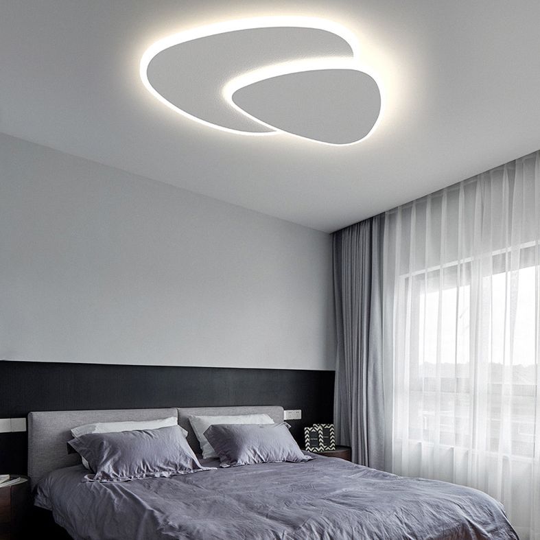 Plafón LED triangular Isela en un dormitorio luminoso – imagen 8