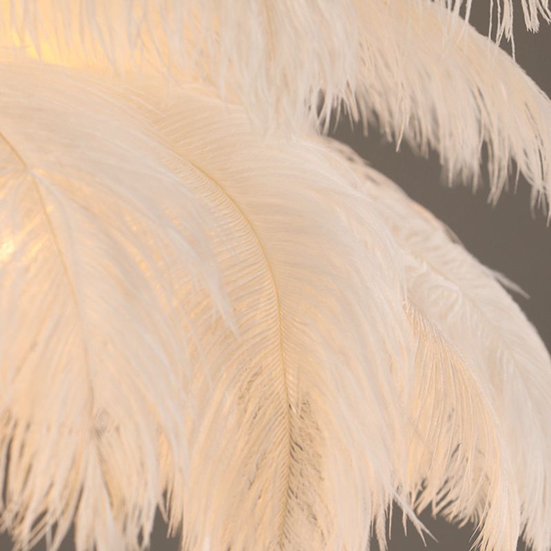 Lámpara de araña de plumas Colibela – detalle de las plumas de avestruz