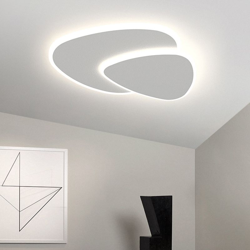 Plafón LED triangular Isela en un dormitorio luminoso – imagen 5