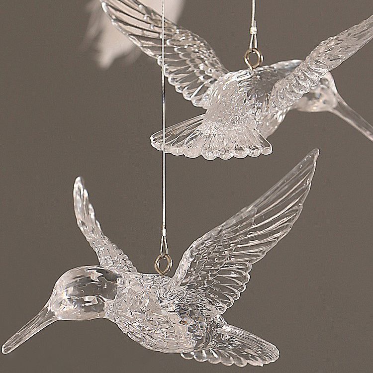 Lámpara de araña de plumas Colibela – detalle de los colibríes de cristal