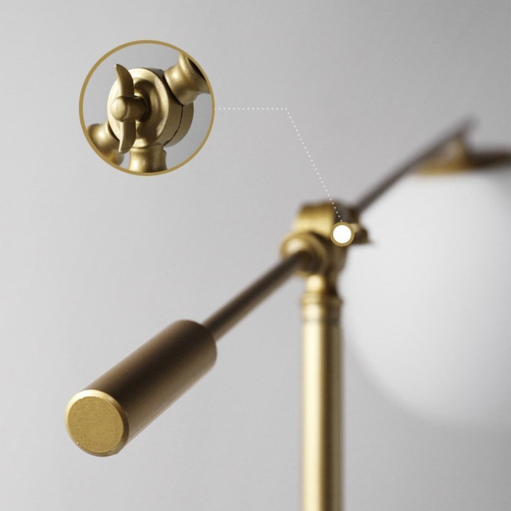 Lámpara de pie dorada con globo de cristal Vemira – detalle de la articulación del brazo