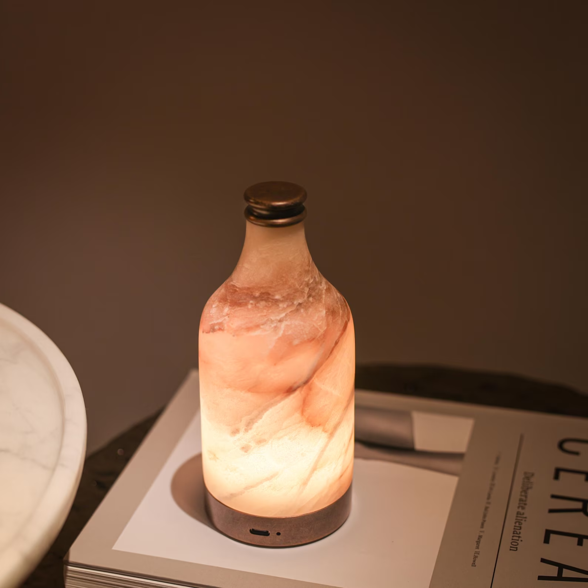 Lámpara de mesa recargable de ónice Gasira en un bar acogedor – imagen 4