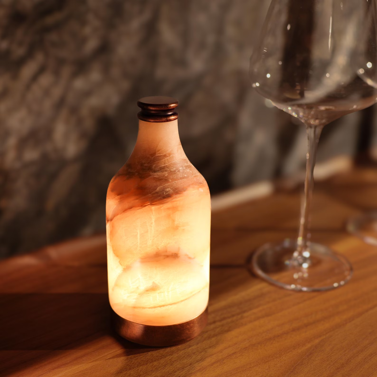 Lámpara de mesa recargable de ónice Gasira en un bar acogedor – imagen 5