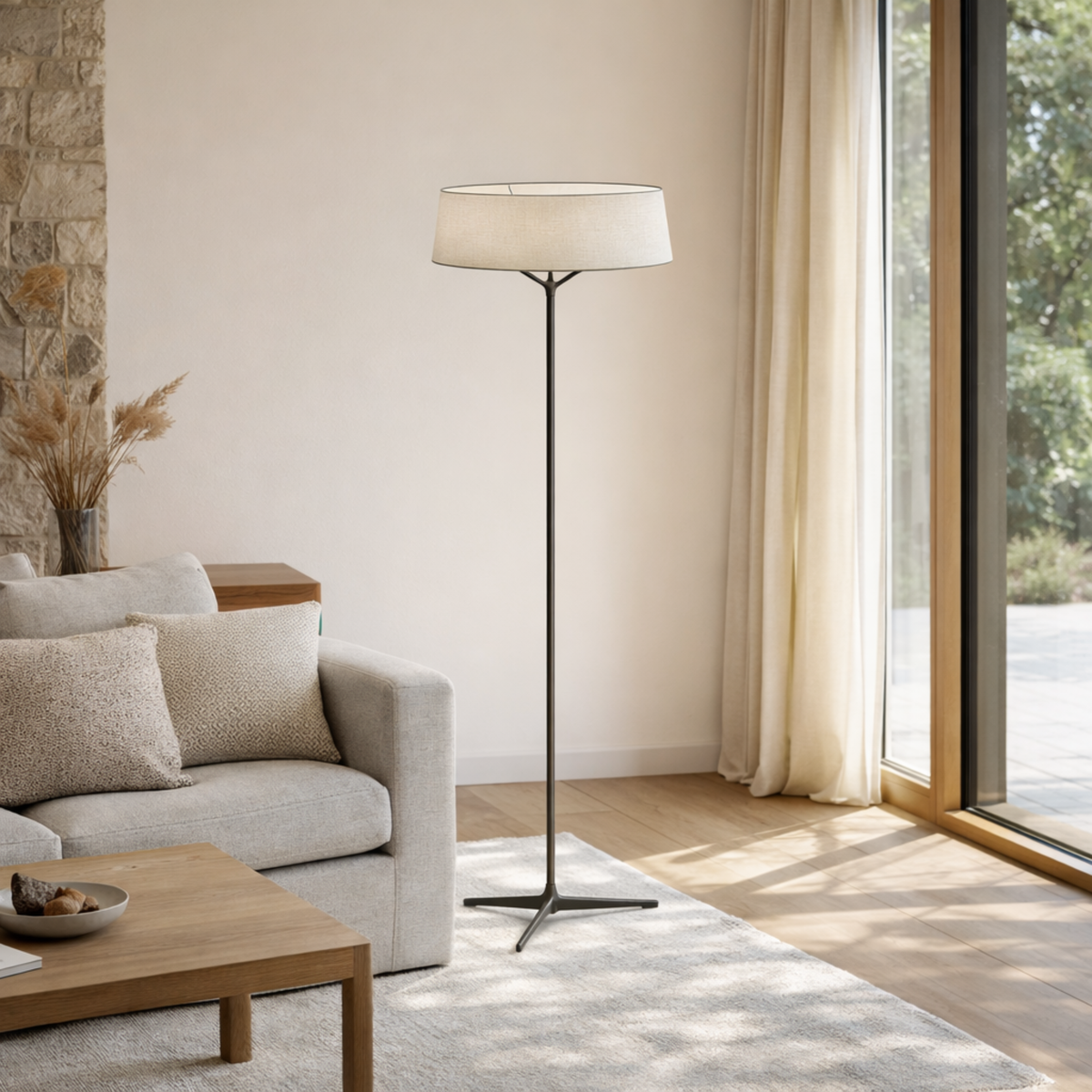 Lámpara de pie nórdica Plumela en un salón luminoso – imagen 4