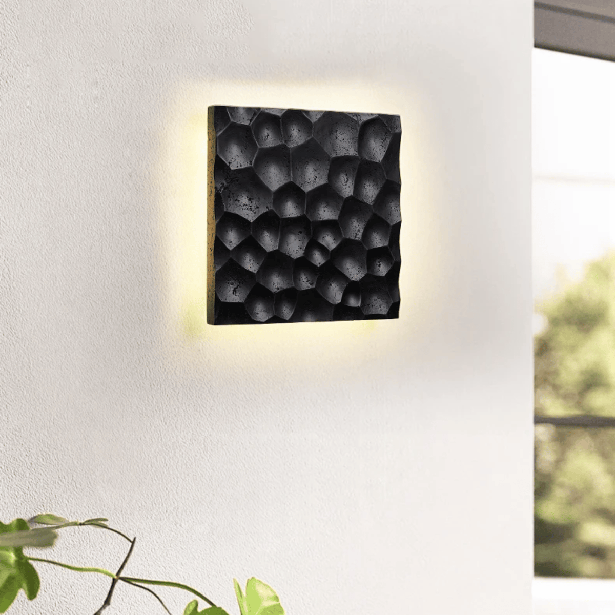 Aplique de pared de piedra natural Ituria – negro en una fachada blanca