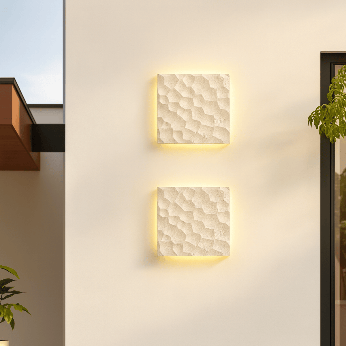 Aplique de pared de piedra natural Ituria – pareja en beige en una fachada