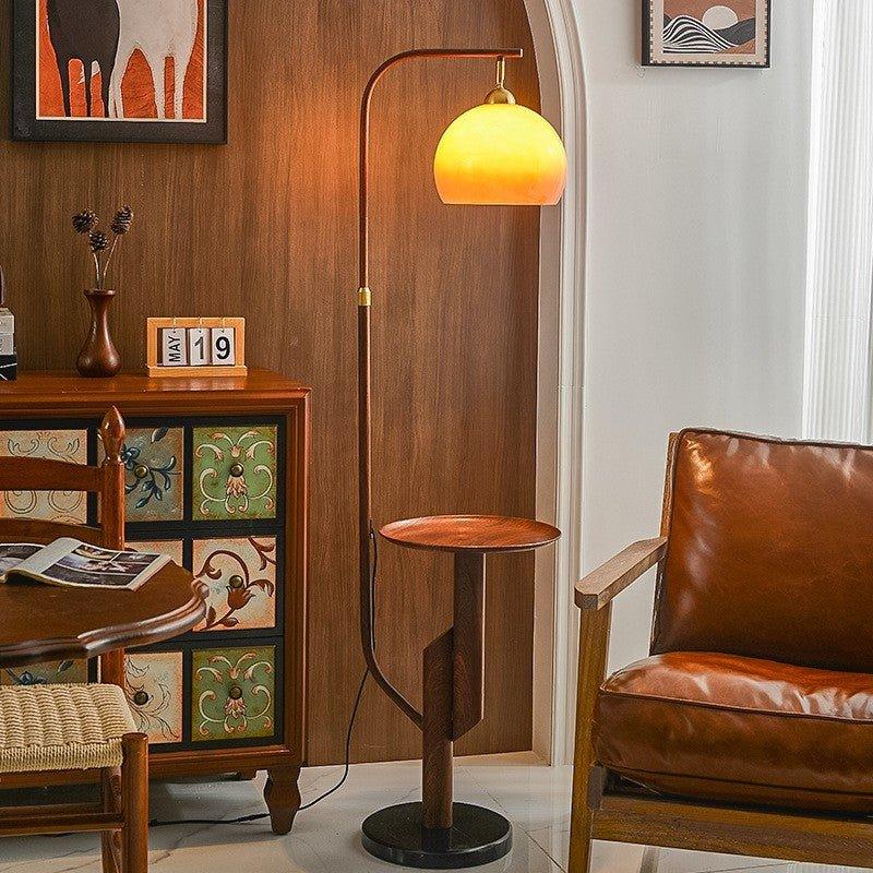 Lámpara de pie con mesa auxiliar Fiorana en un salón mid-century – imagen 10