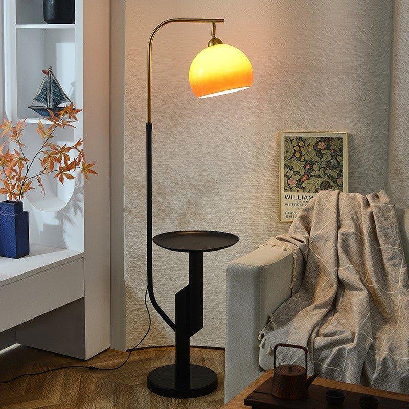 Lámpara de pie con mesa auxiliar Fiorana en un salón mid-century – imagen 12
