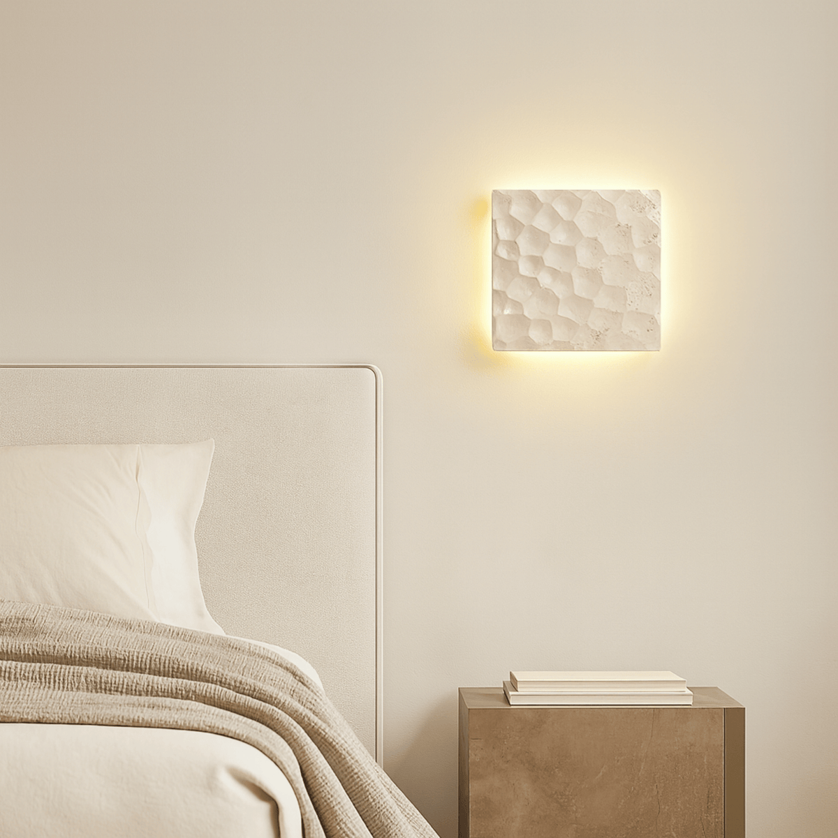 Aplique de pared de piedra natural Ituria – beige en un dormitorio