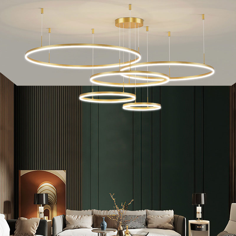 Lámpara colgante LED de aros Saroa – dorado 5 aros