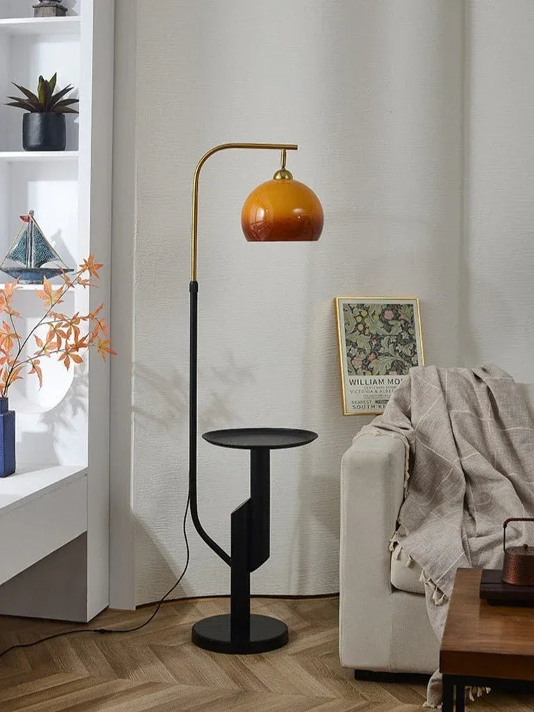 Lámpara de pie con mesa auxiliar Fiorana en un salón mid-century – imagen 11