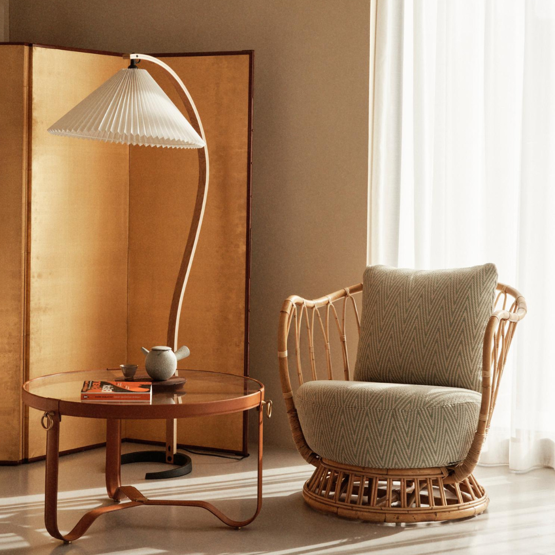 Lámpara de pie curva de madera Fruncela en un salón escandinavo – imagen 23