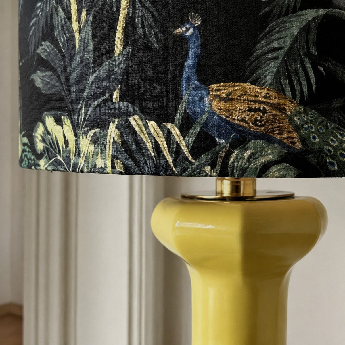 Lámpara de mesa de cerámica Selvina – detalle de la pantalla y el cuello de cerámica