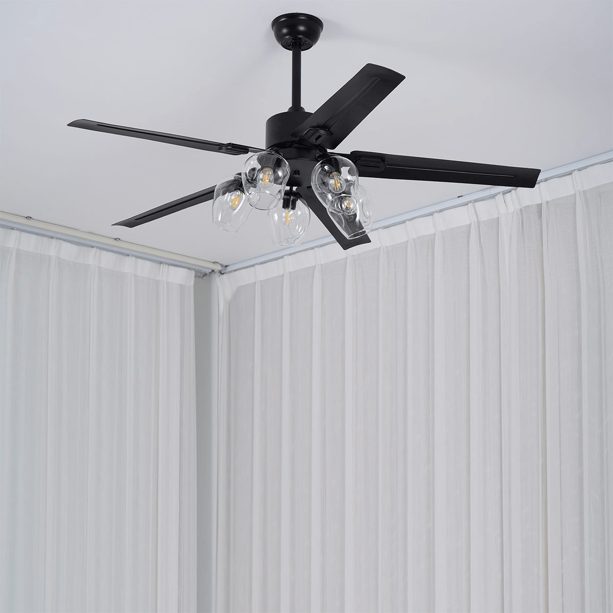 Ventilador de techo con luz Racimo en un comedor de estilo industrial – imagen 13