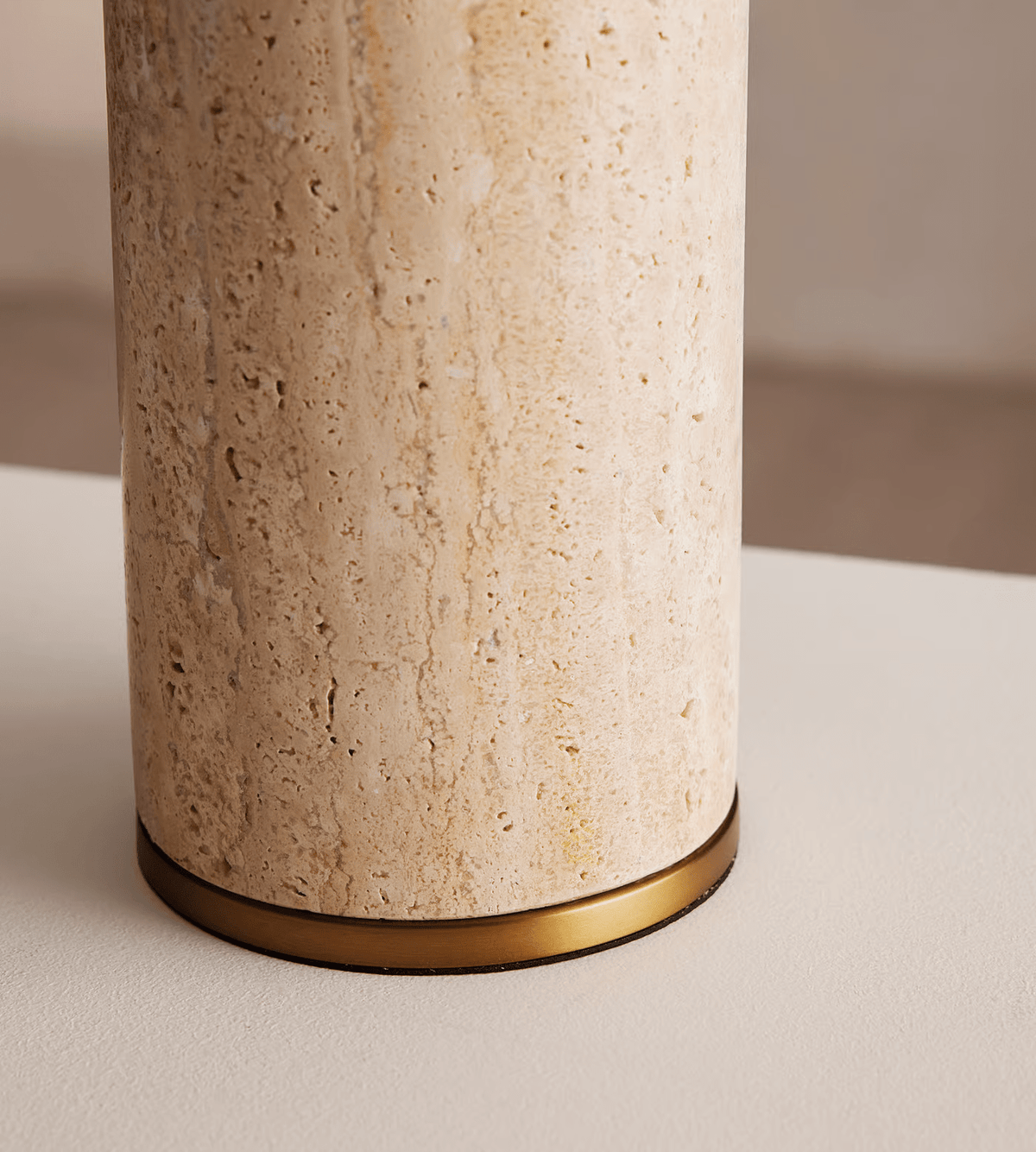 Lámpara de mesa de travertino con pantalla beige Hontera – detalle de la base de travertino y el anillo dorado