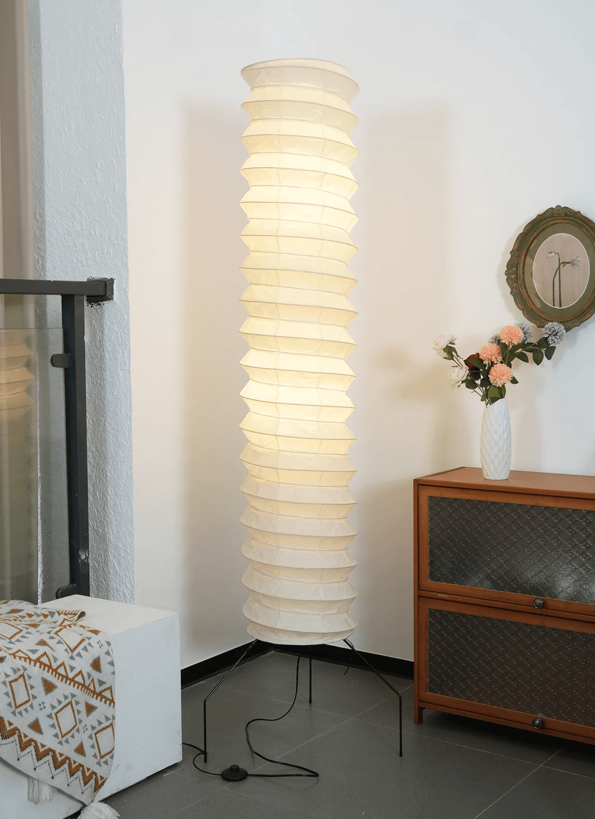 Lámpara de pie columna de papel de arroz Kiluma en un rincón del salón – imagen 10