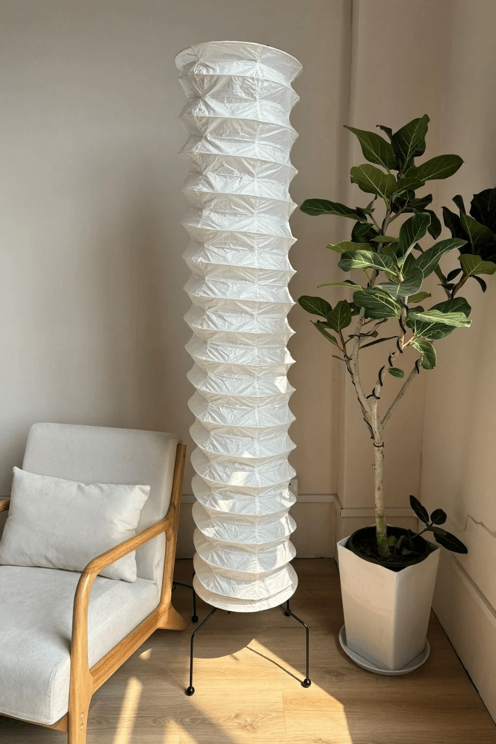 Lámpara de pie columna de papel de arroz Kiluma en un rincón del salón – imagen 11