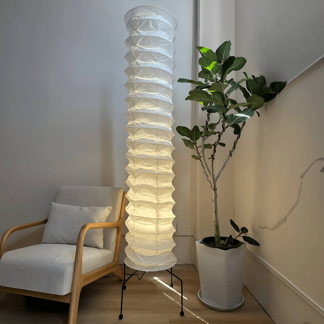 Lámpara de pie columna de papel de arroz Kiluma en un rincón del salón – imagen 12