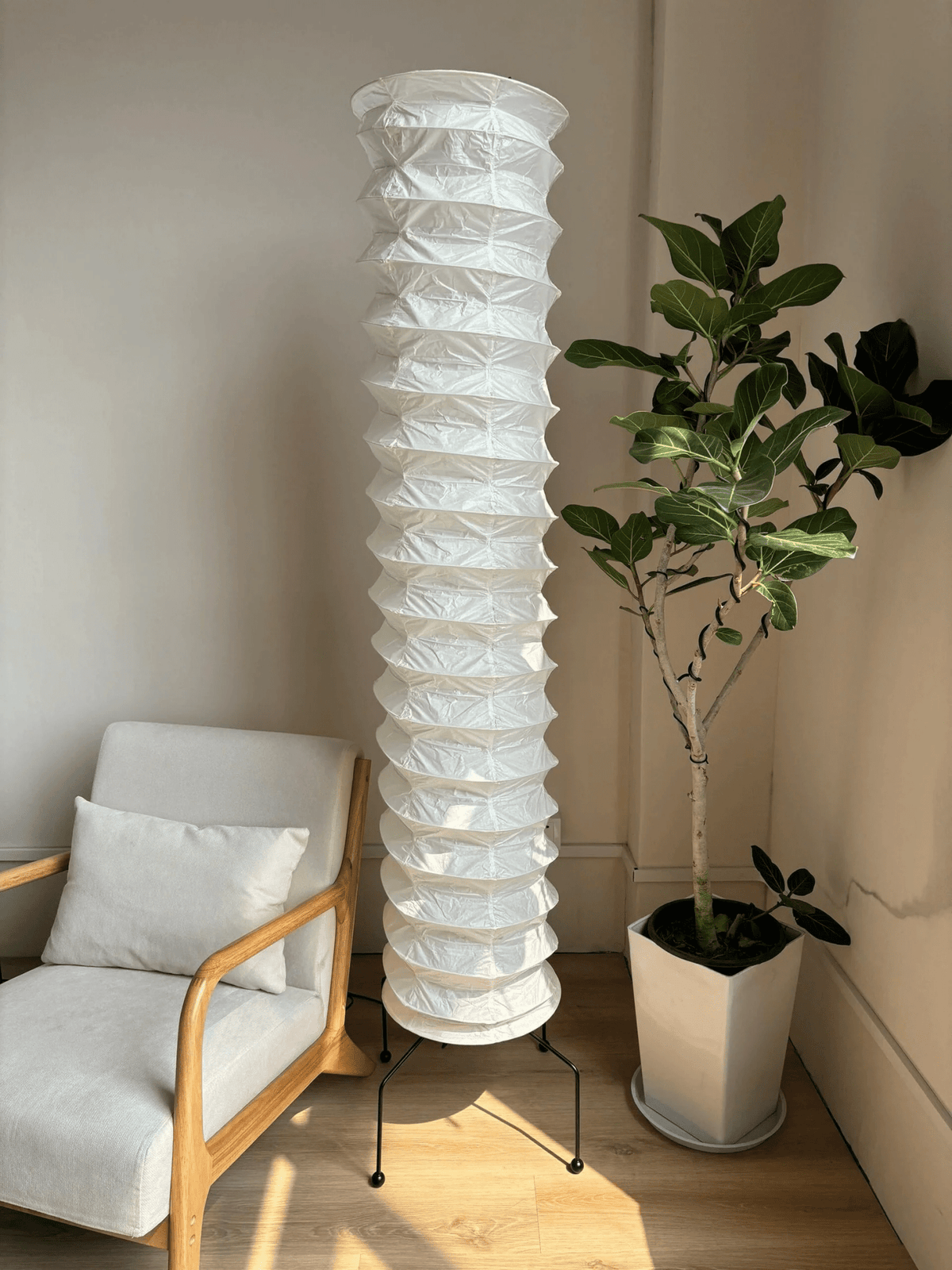 Lámpara de pie columna de papel de arroz Kiluma – junto a un sillón