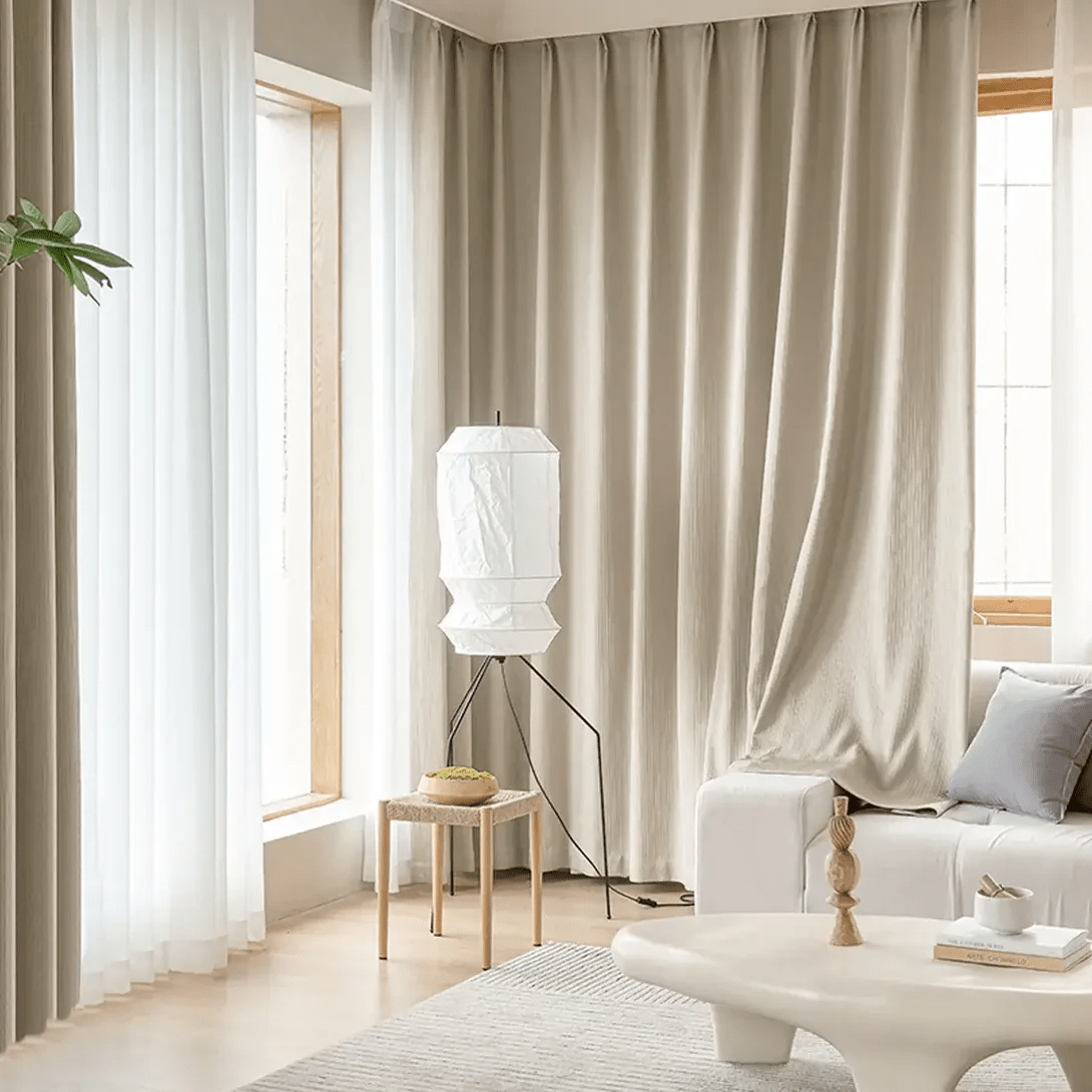Lámpara de pie de papel de arroz Malera – en un salón con cortinas claras