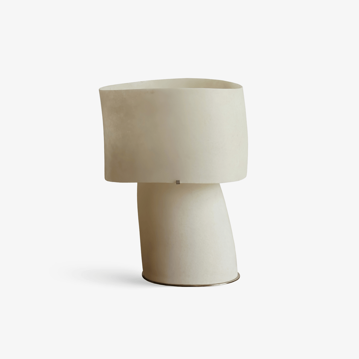 Lámpara de mesa escultural de fibra de vidrio Nevola – vista principal