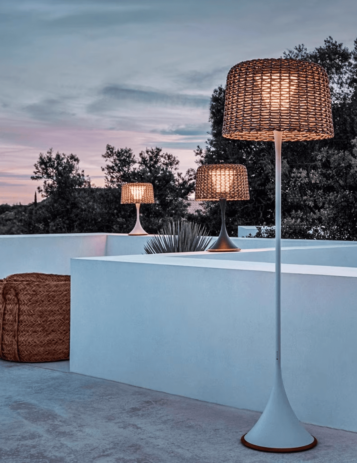 Lámpara de pie solar Fibrana en una terraza – imagen 10
