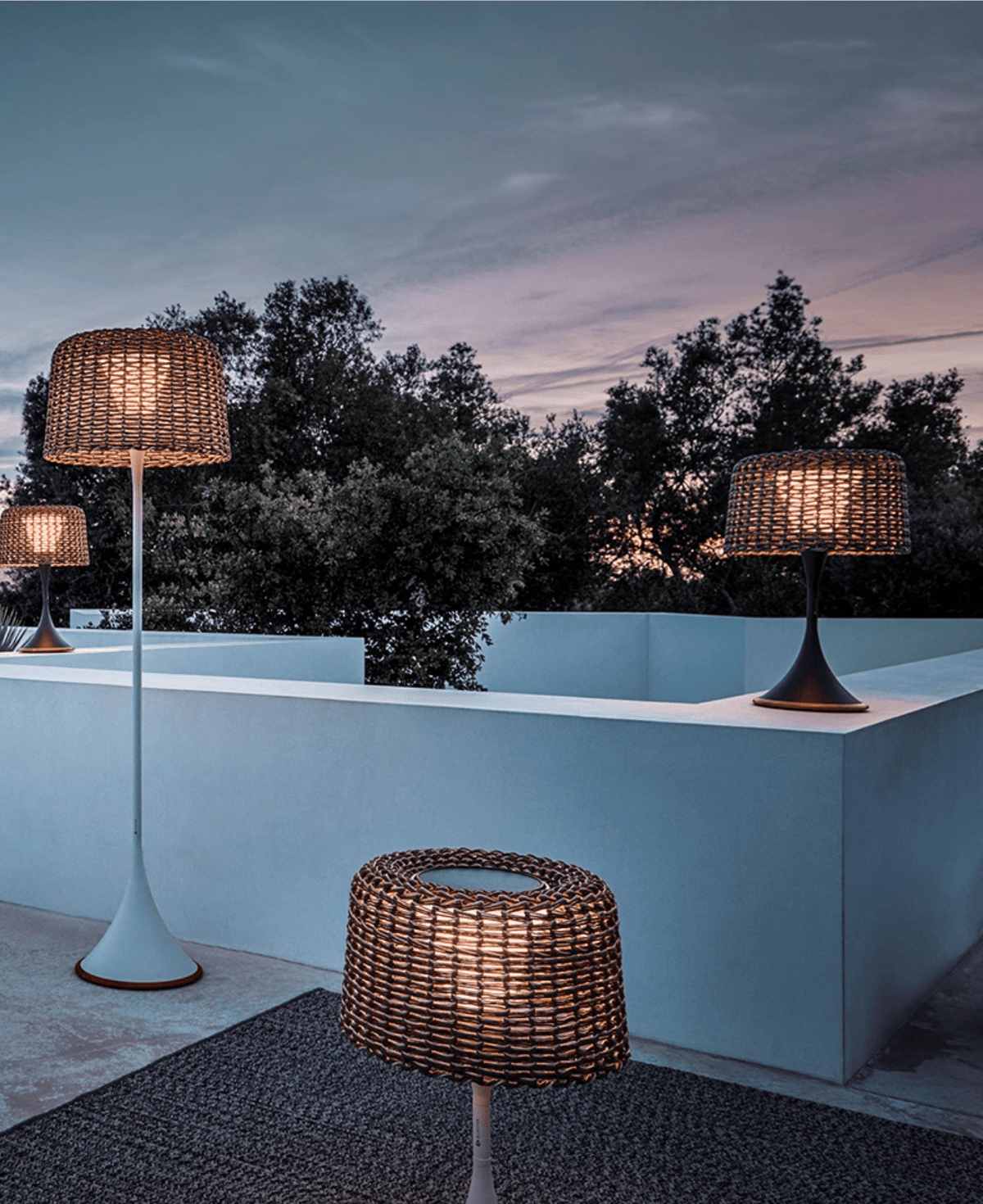 Lámpara de pie solar Fibrana en una terraza – imagen 12