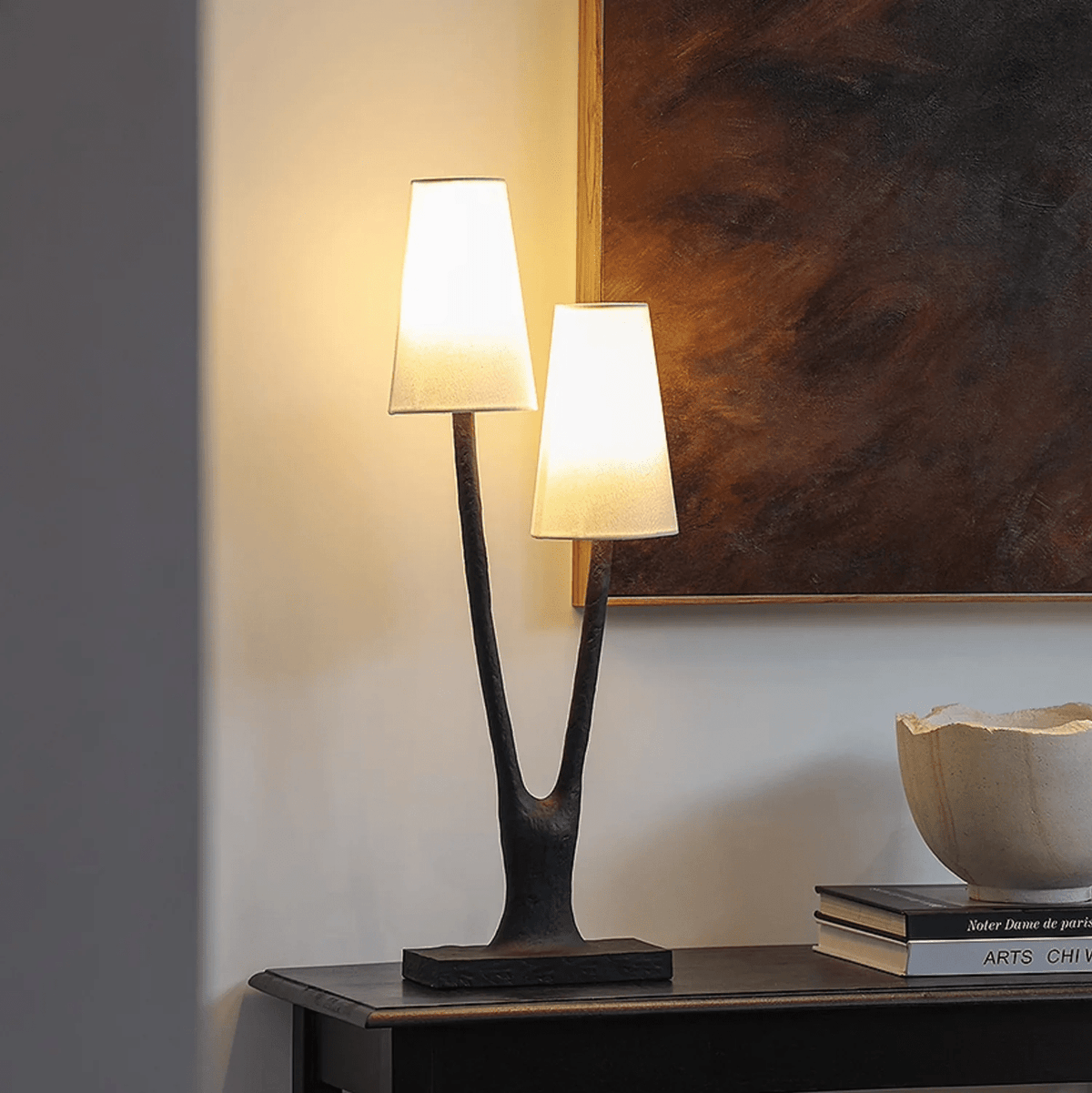 Lámpara de mesa de dos luces tipo rama Fresmera – encendida sobre una consola de madera