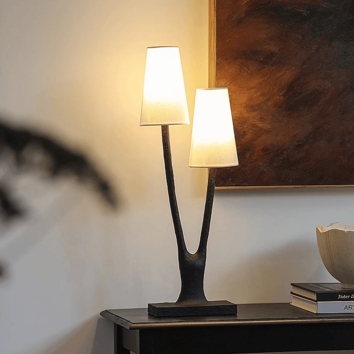 Lámpara de mesa de dos luces tipo rama Fresmera sobre una consola en el salón – imagen 3
