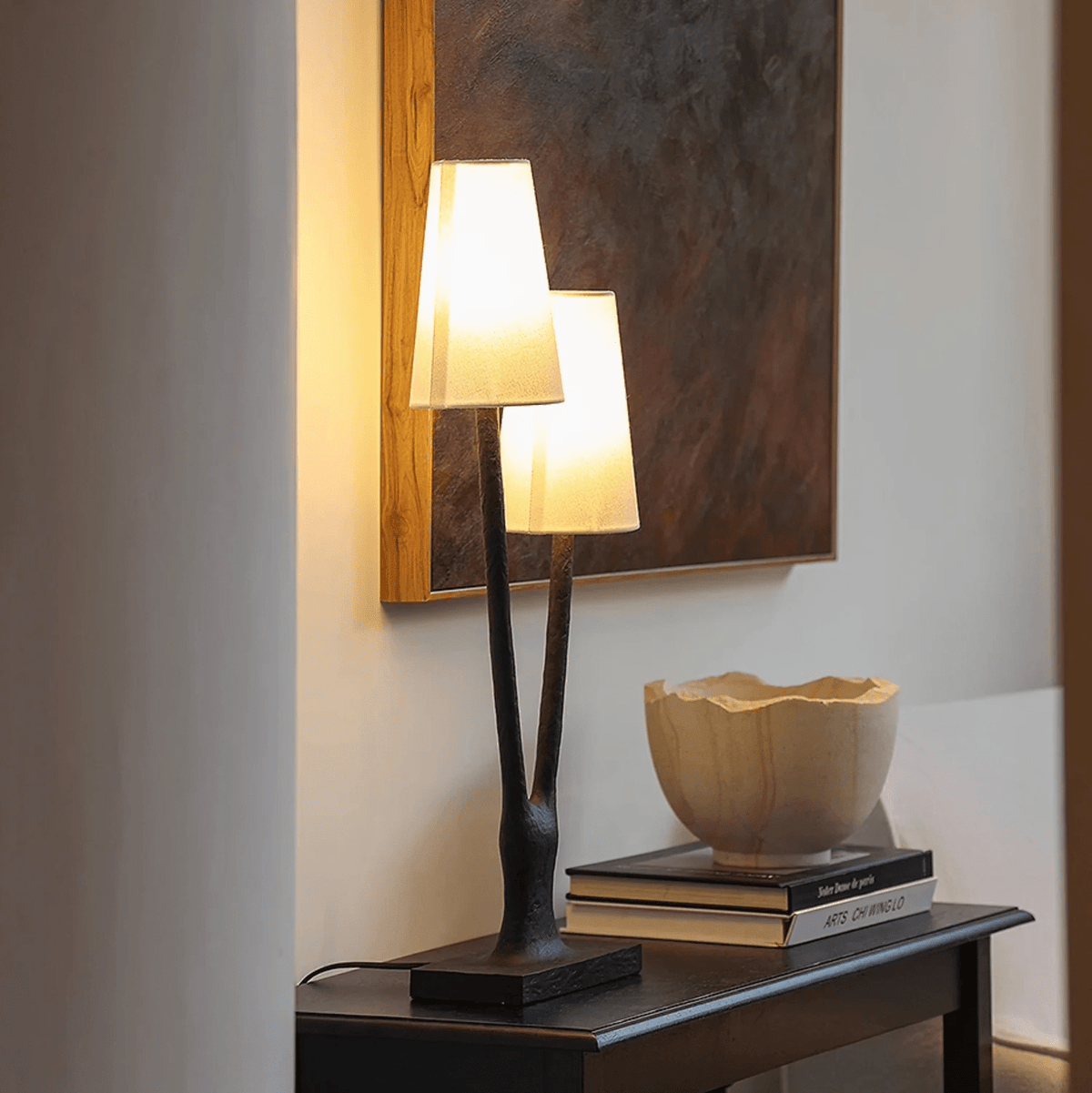 Lámpara de mesa de dos luces tipo rama Fresmera sobre una consola en el salón – imagen 4