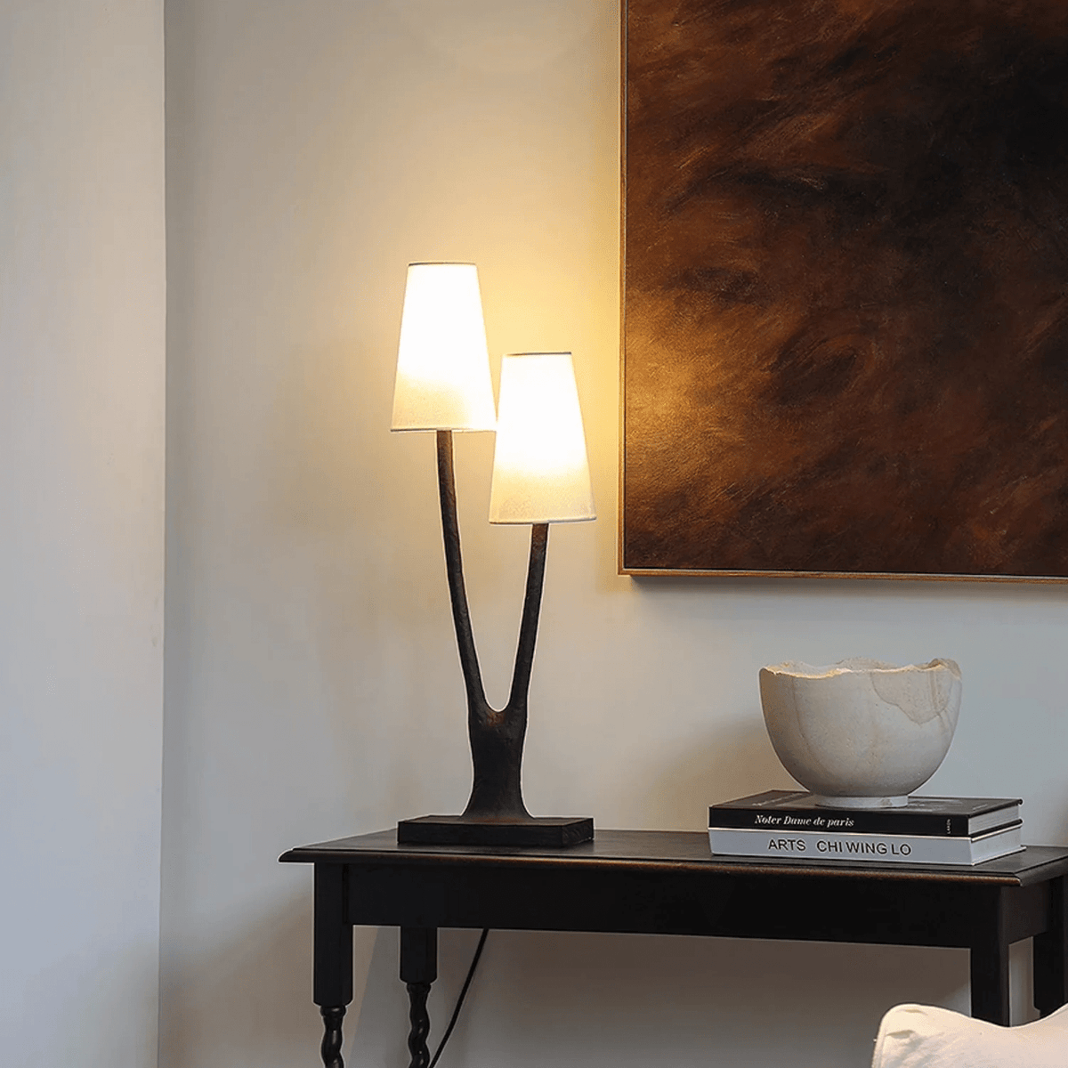 Lámpara de mesa de dos luces tipo rama Fresmera sobre una consola en el salón – imagen 7